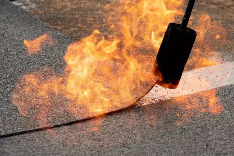 Comment vérifier l'étanchéité et réparer une fissure d'un toit-terrasse ?, Plaisir, JW SERVICES